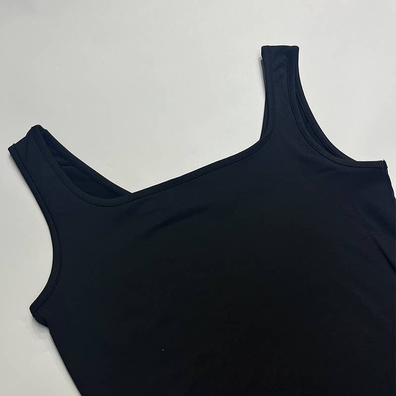 Figure-hugging slit dress with a sense of design