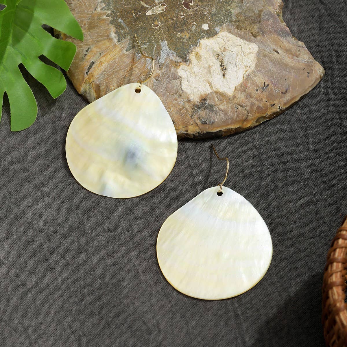 NATURAL YELLOW SHELL TEARDROP-SHAPED EARRINGS
