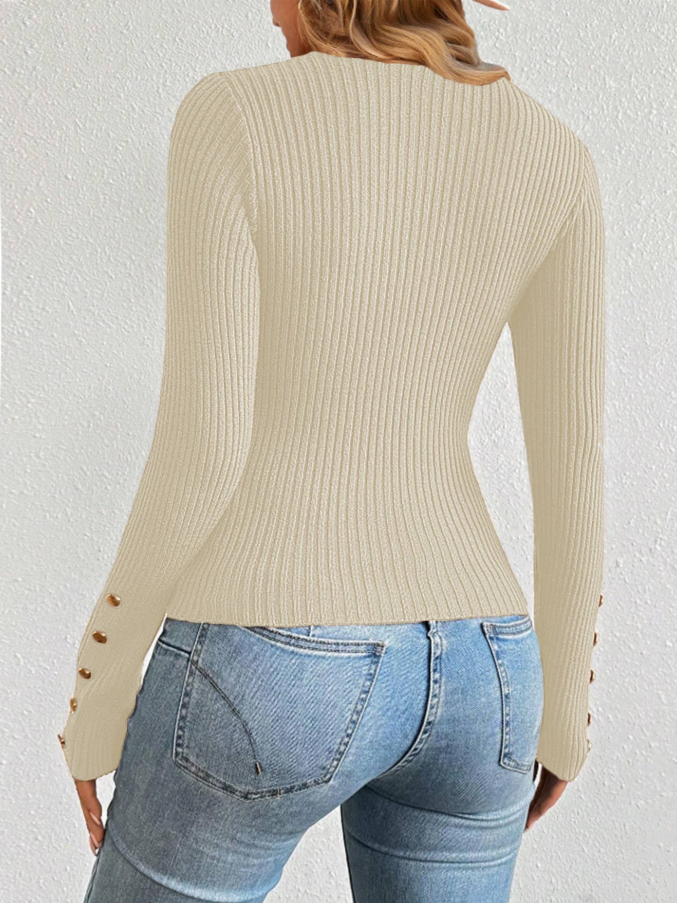 Round-neck solid-color metal buckle knitted top