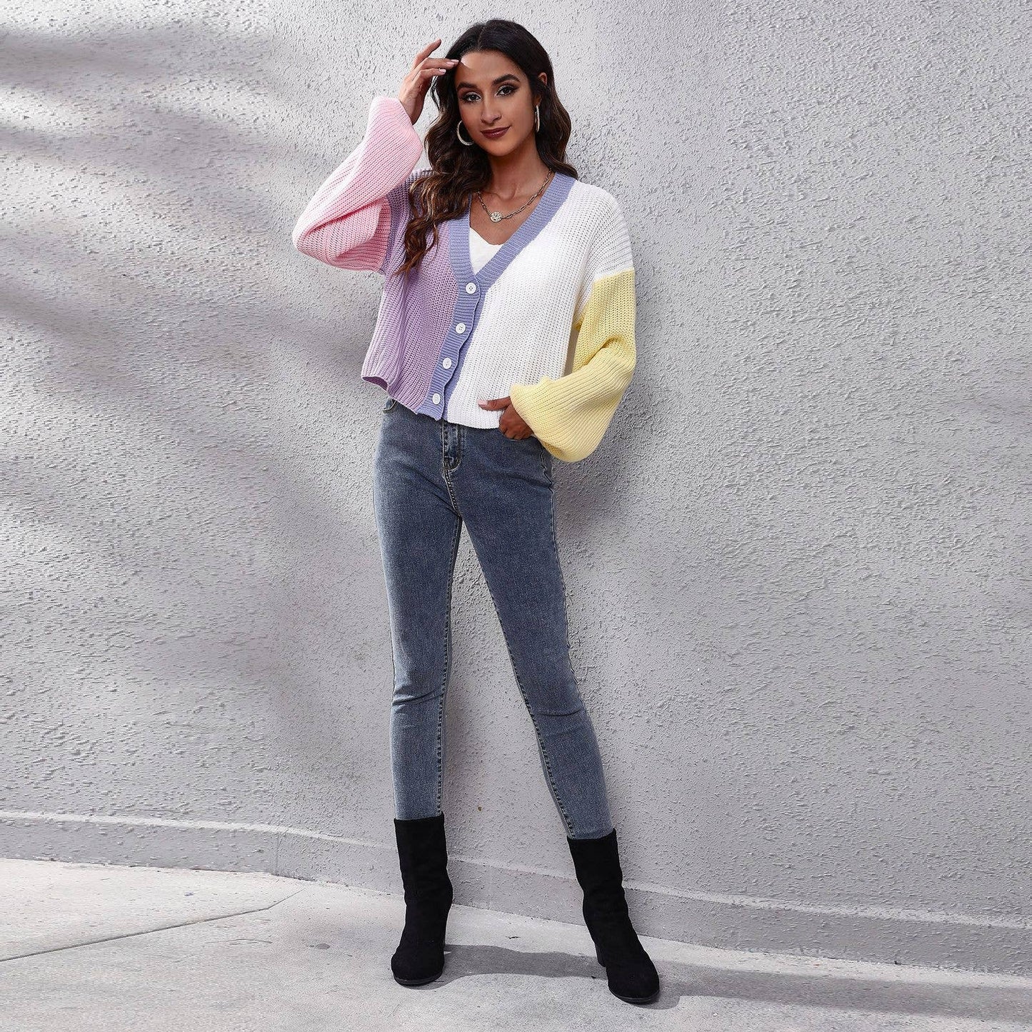 Knitted cardigan with colored lantern sleeves