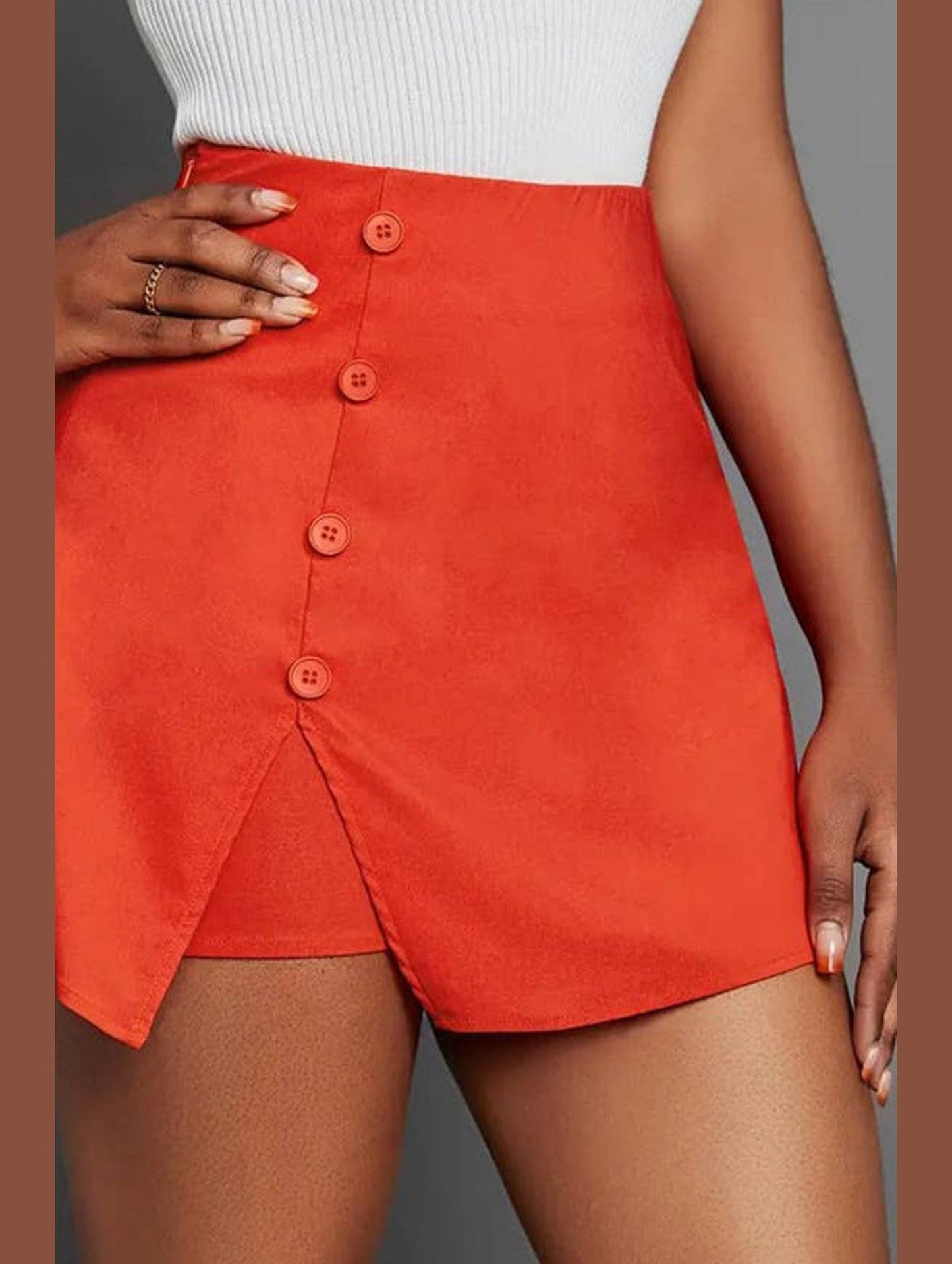 BUTTON-EMBELLISHED SOLID COLOR SPLIT SKIRT_CWBSS0181