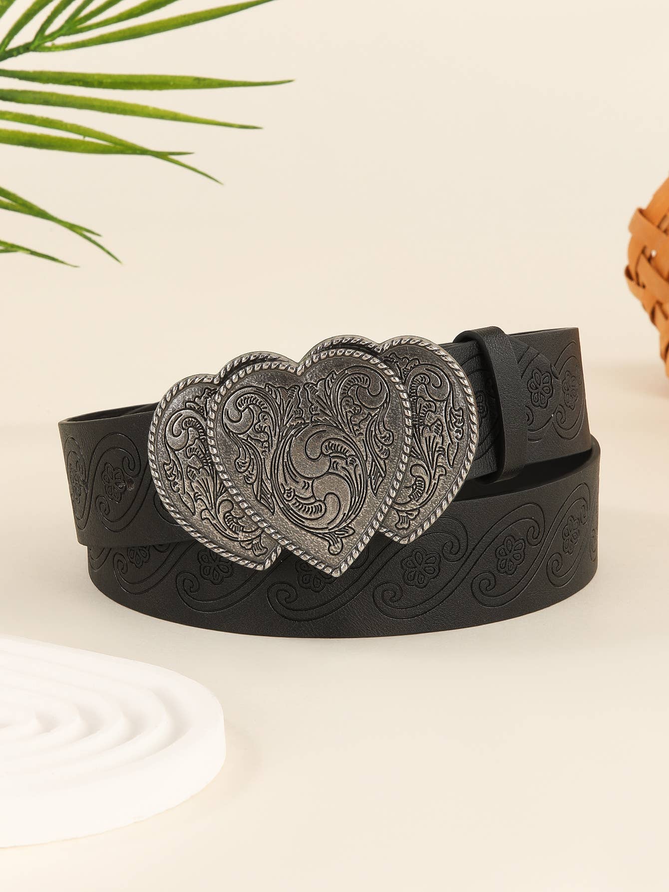 Retro heart-shaped engraved punk exquisite belt