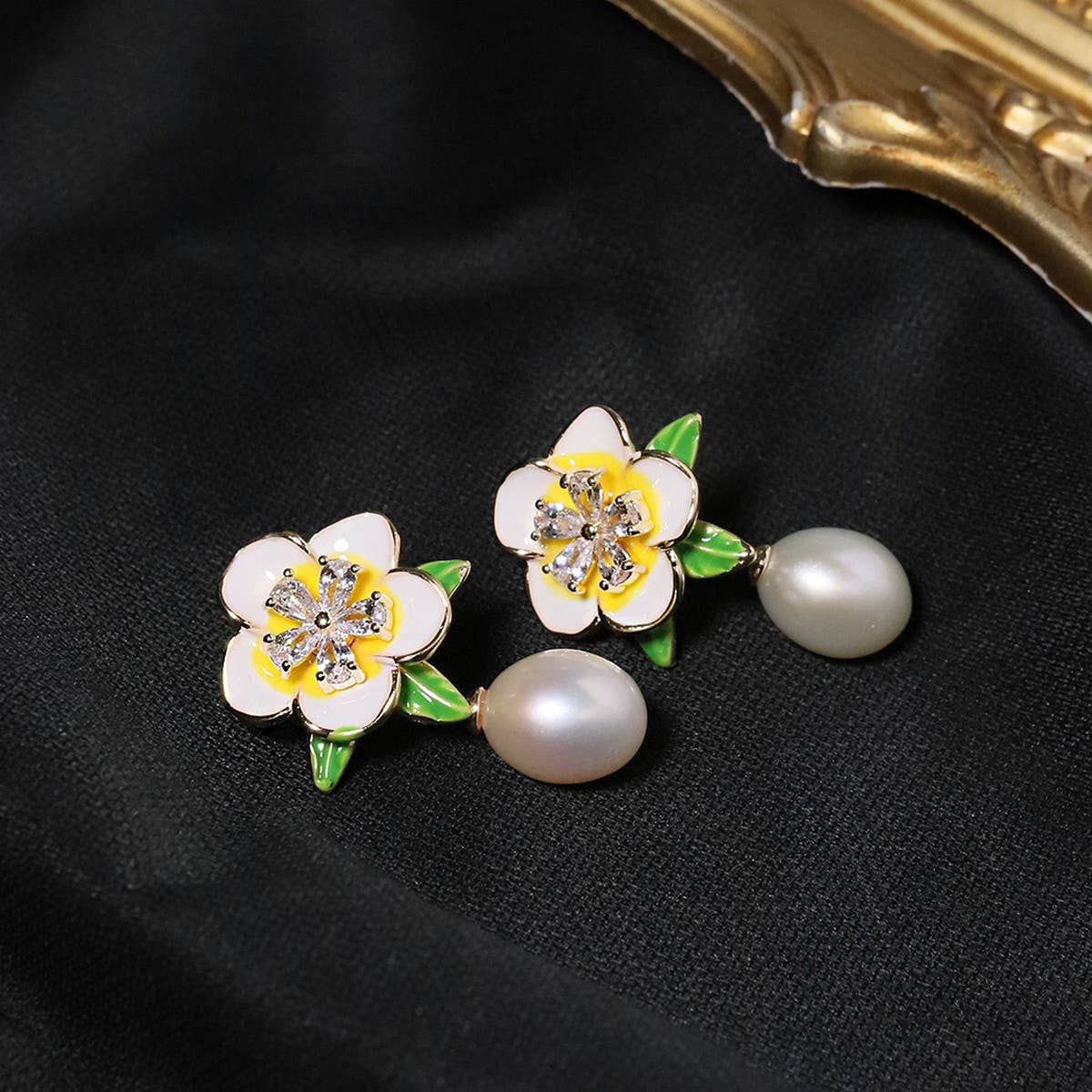 NEW RETRO SWEET DESIGN CAMELLIA PEARL EARRINGS