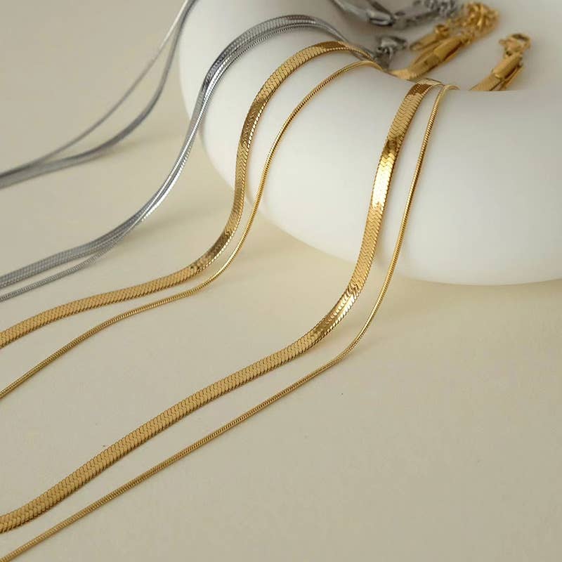 A versatile double-layer stacked chain necklace