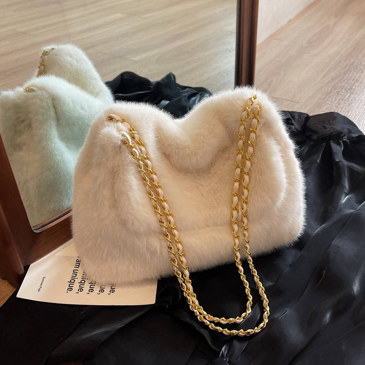 WINTER CHAIN LARGE CAPACITY SHOULDER PLUSH BAG_CWAB3938