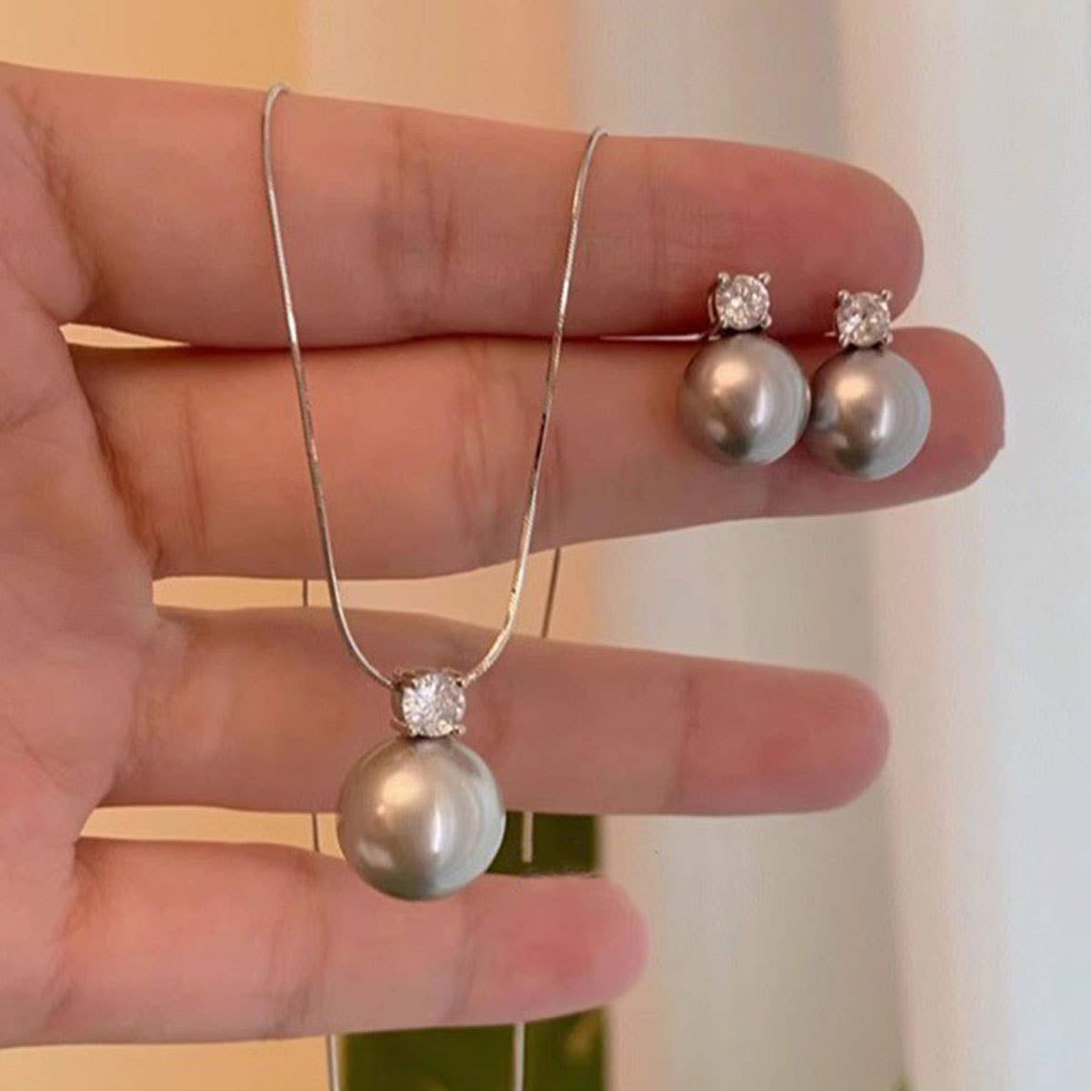 A niche high-end and versatile pearl necklace