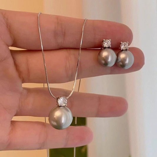 A niche high-end and versatile pearl necklace