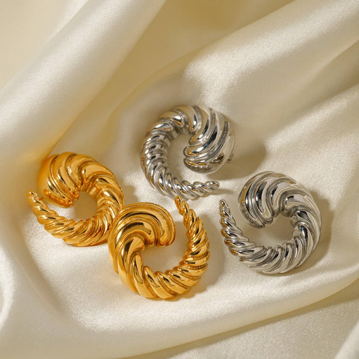 SIMPLE AND STYLISH 18K GOLD SPIRAL EARRINGS