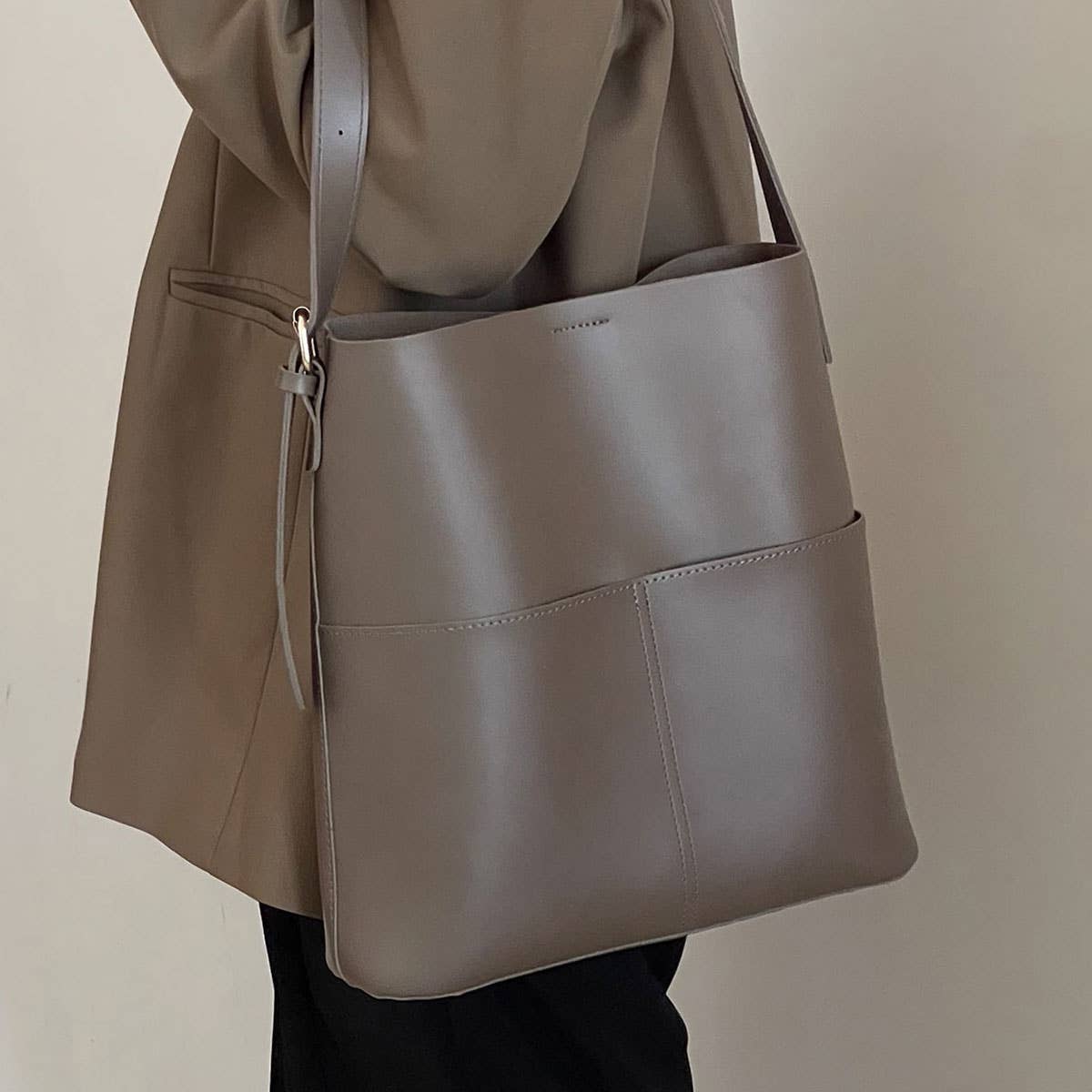 WOMEN LARGE-CAPACITY DESIGN SLUNG BUCKET BAG_CWAB0961