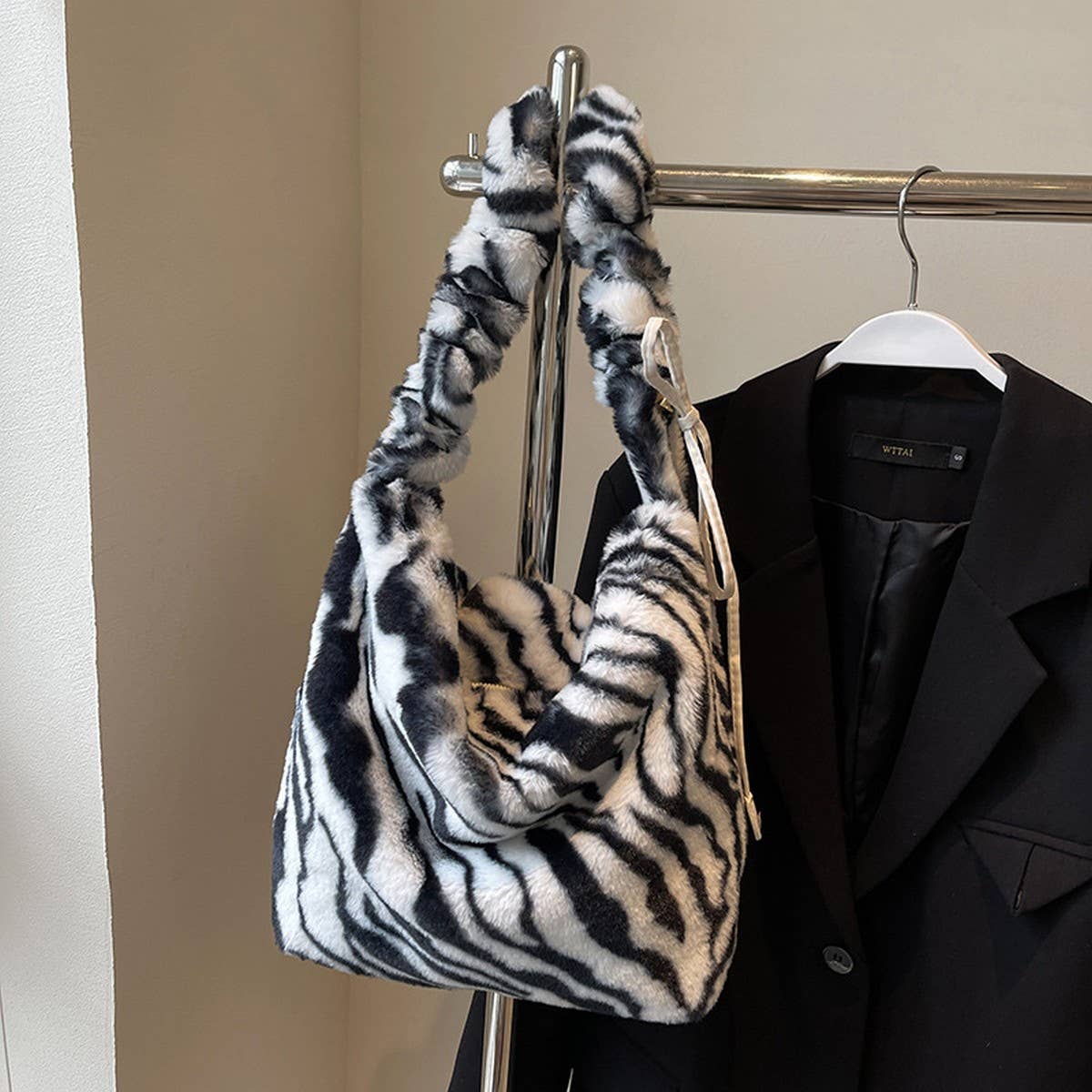 WINTER LEOPARD PRINT SHOULDER CROSSBODY PLUSH BAG_CWAB3913