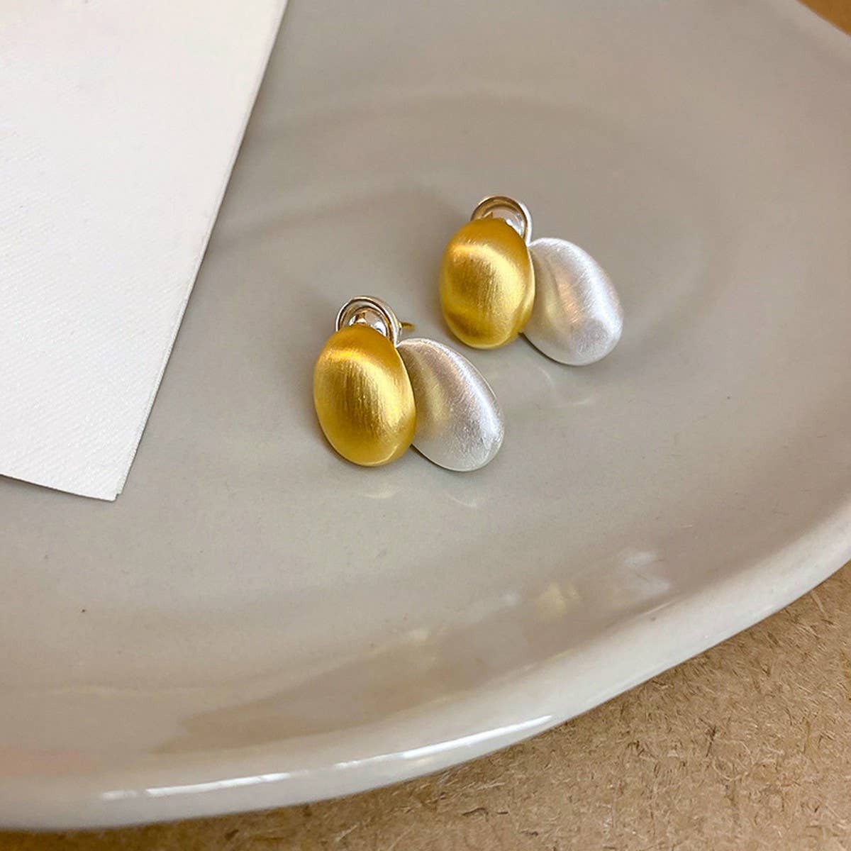 GEOMETRIC MINIMALIST AND LUXURIOUS STYLE EARRINGS