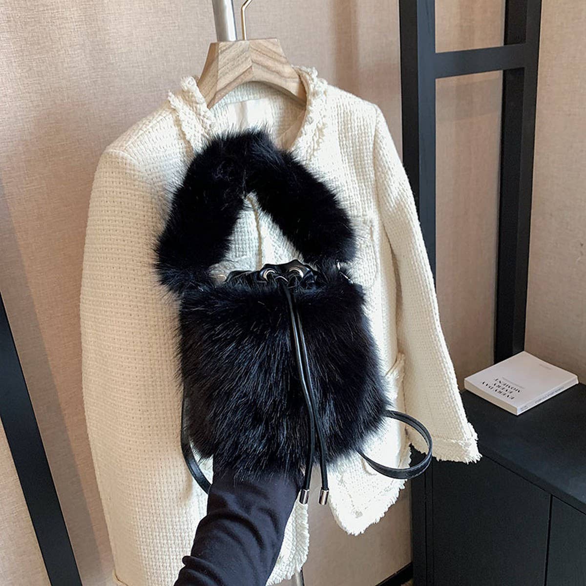 WINTER IMITATION FOX FUR HANDBAG PLUSH BUCKET BAG_CWAB3965