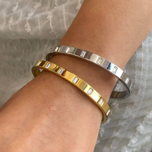 Zircon Clasp Bangle in Stainless Titanium Steel_CWAJE4875