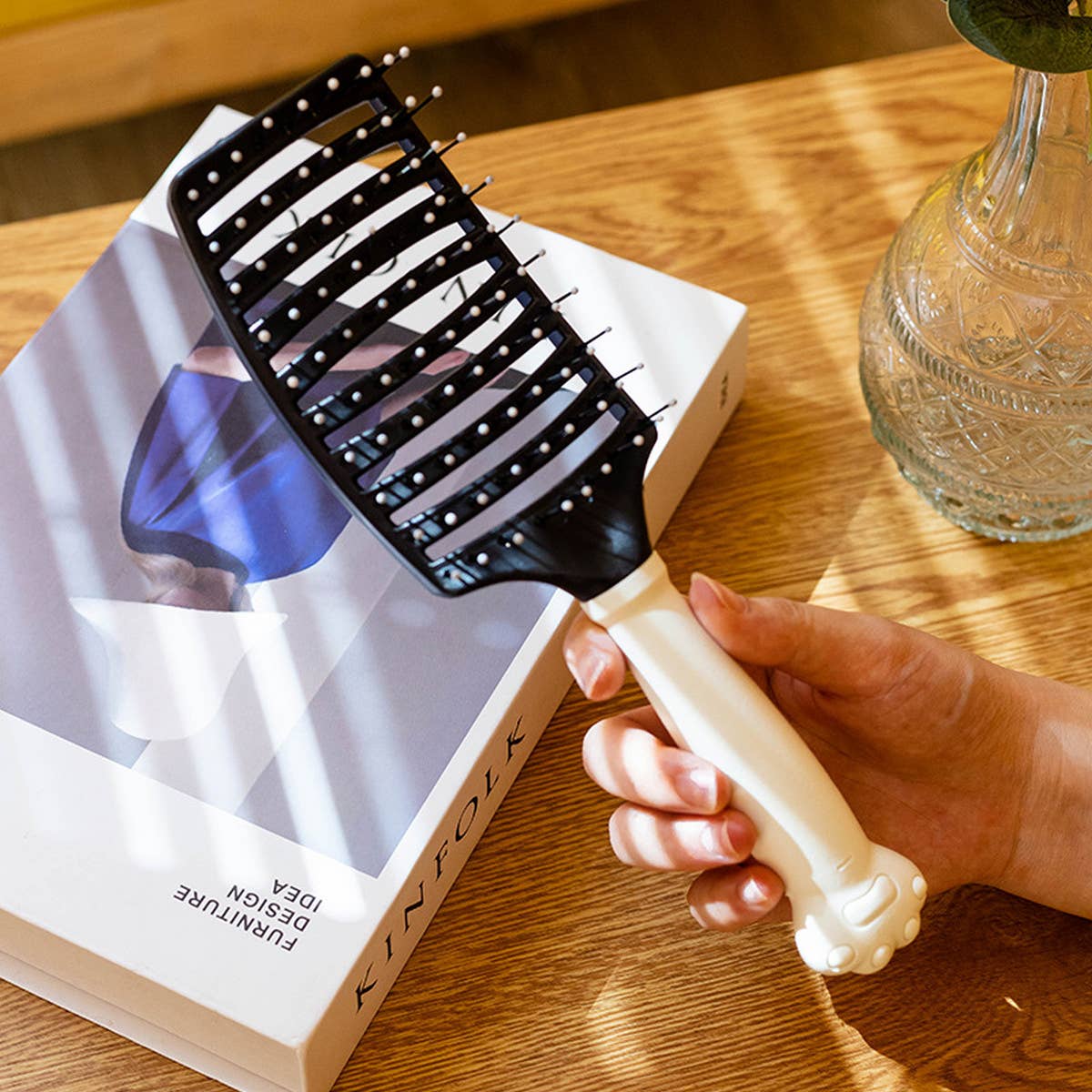 WOMEN WIDE-TOOTHED HAIR COMB WITH FLUFFY STYLING