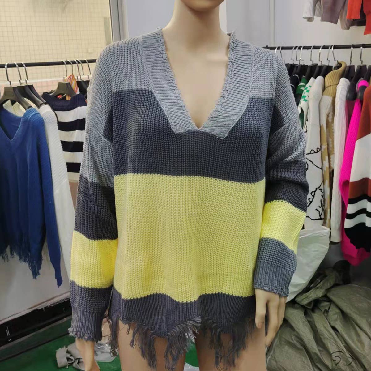 SLOUCHY V-NECK COLOR CONTRAST RAGGED FRINGE TOP