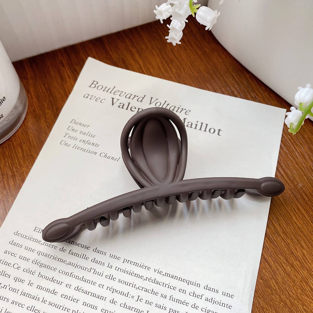 Versatile fashionable hollowed-out grab clip