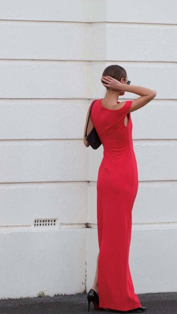 Sleeveless sheath dress with slit pleat back