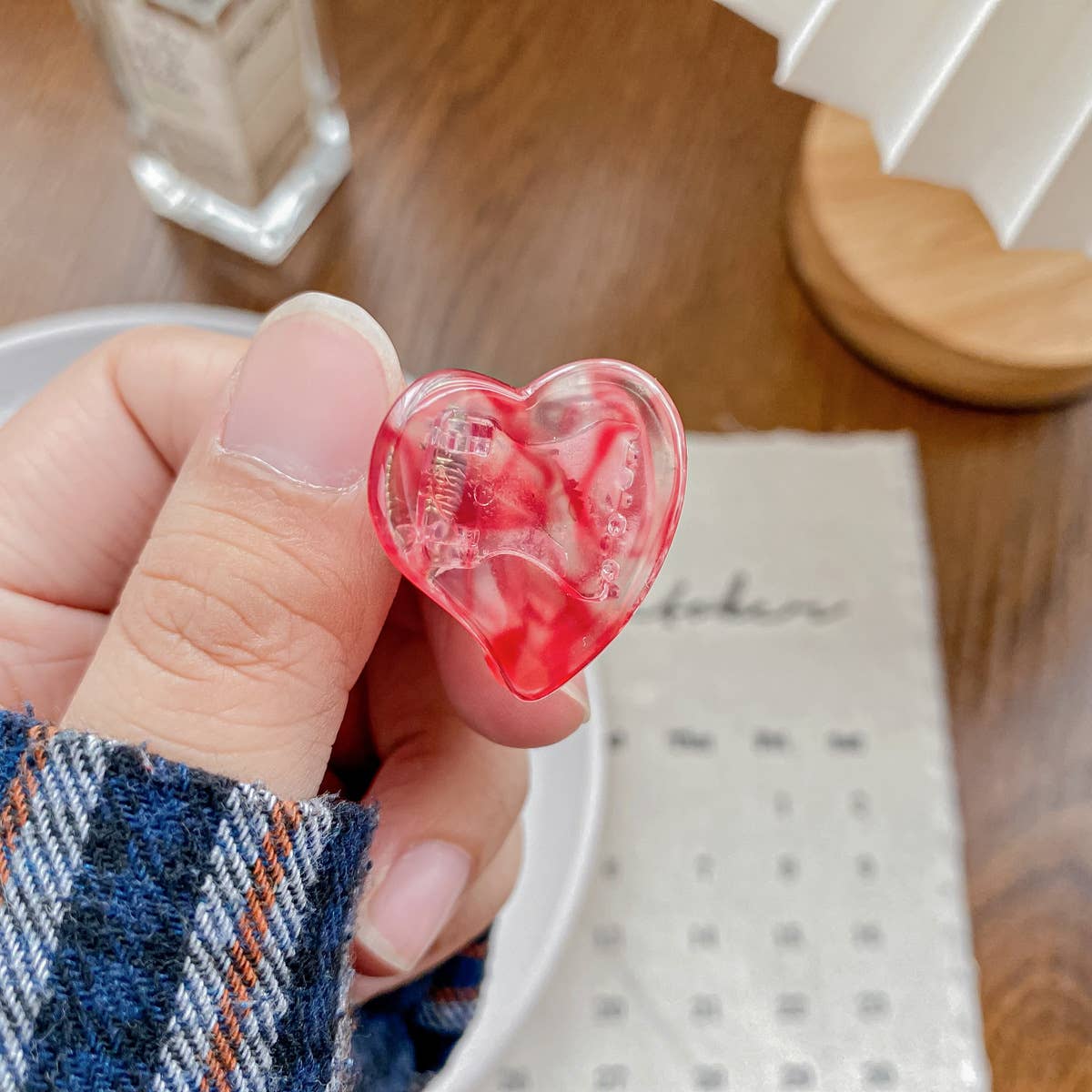 Cute acetic acid heart-shaped small clipper