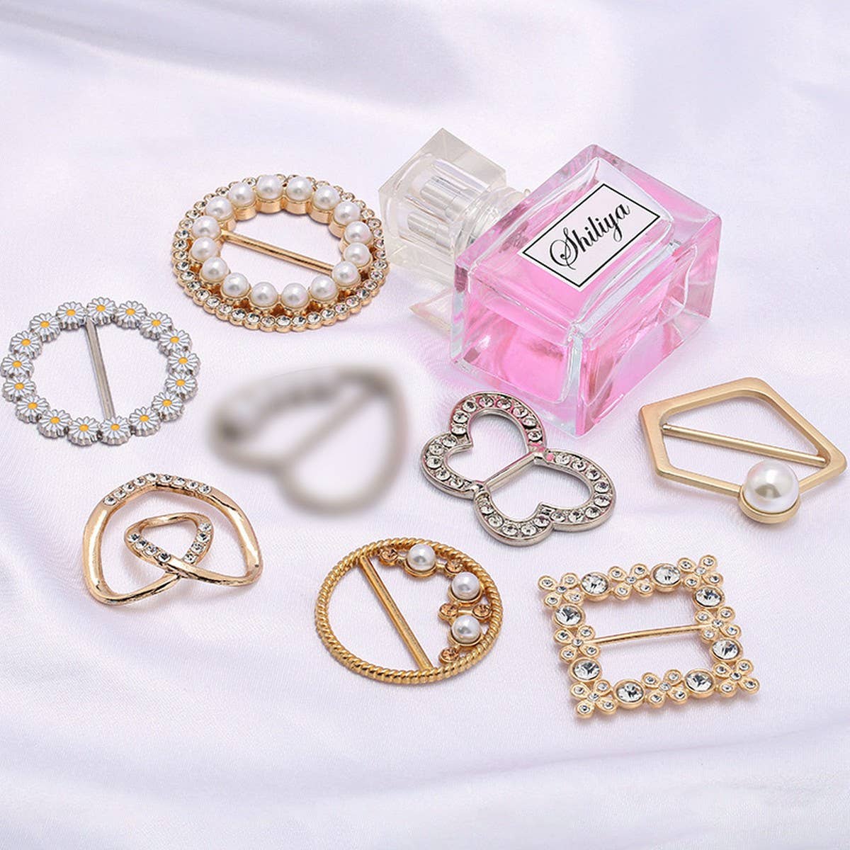 METAL SQUARE WITH PEARLS SCARF RING WITH LUSTERR