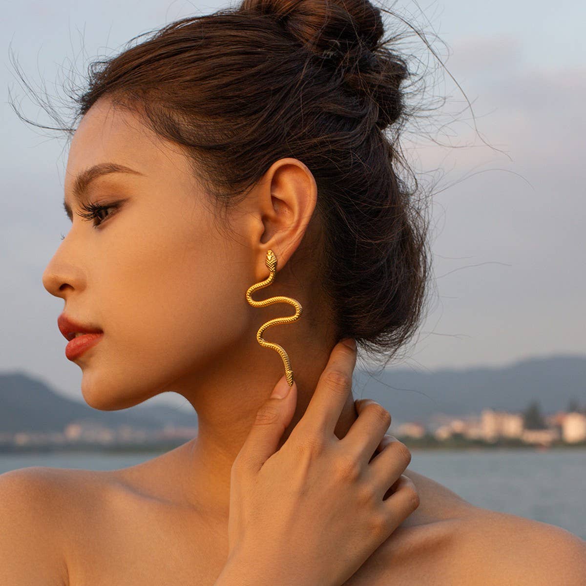 GOLD CURVED SNAKE DESIGN TITANIUM EARRINGS