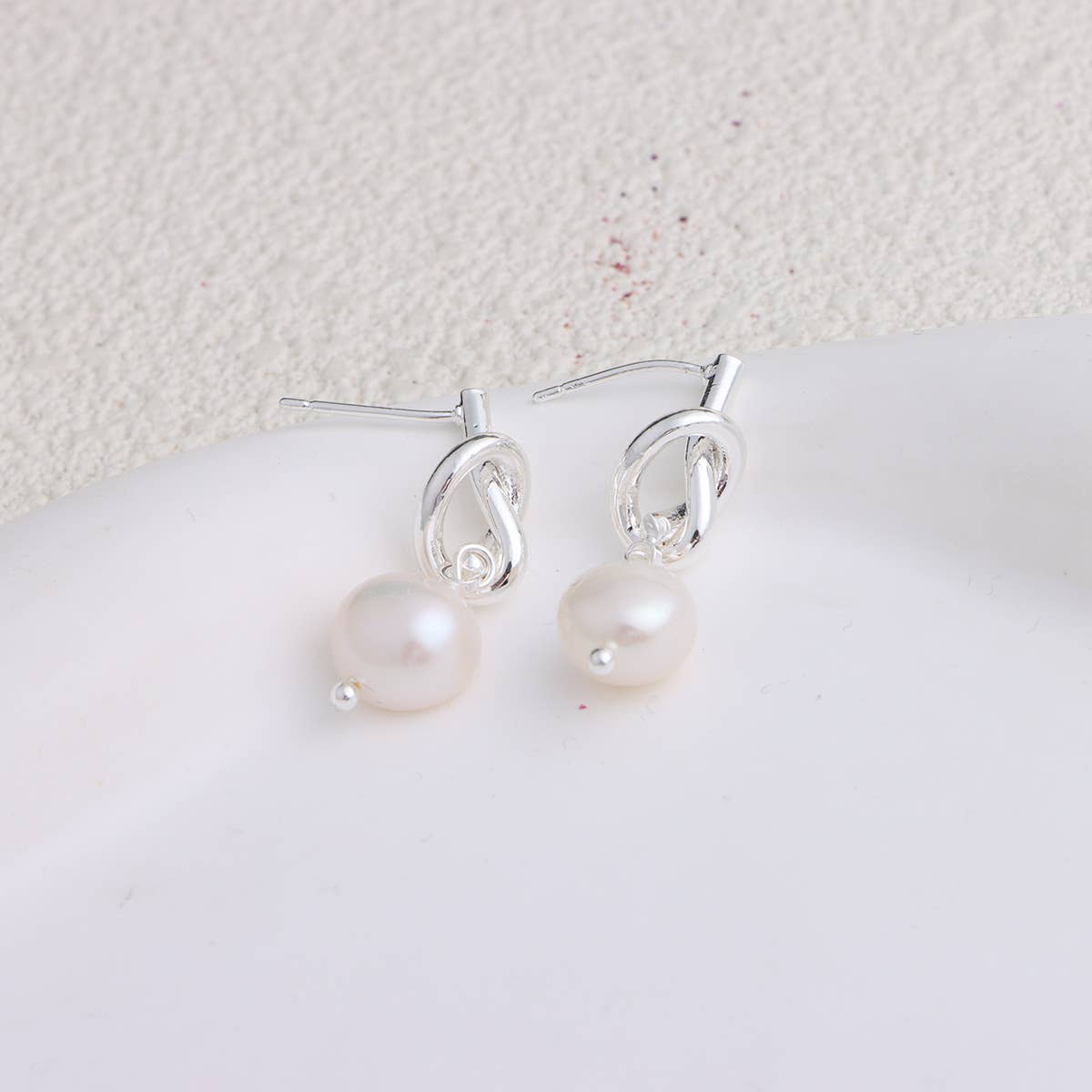Trendy metal bow freshwater pearl earrings