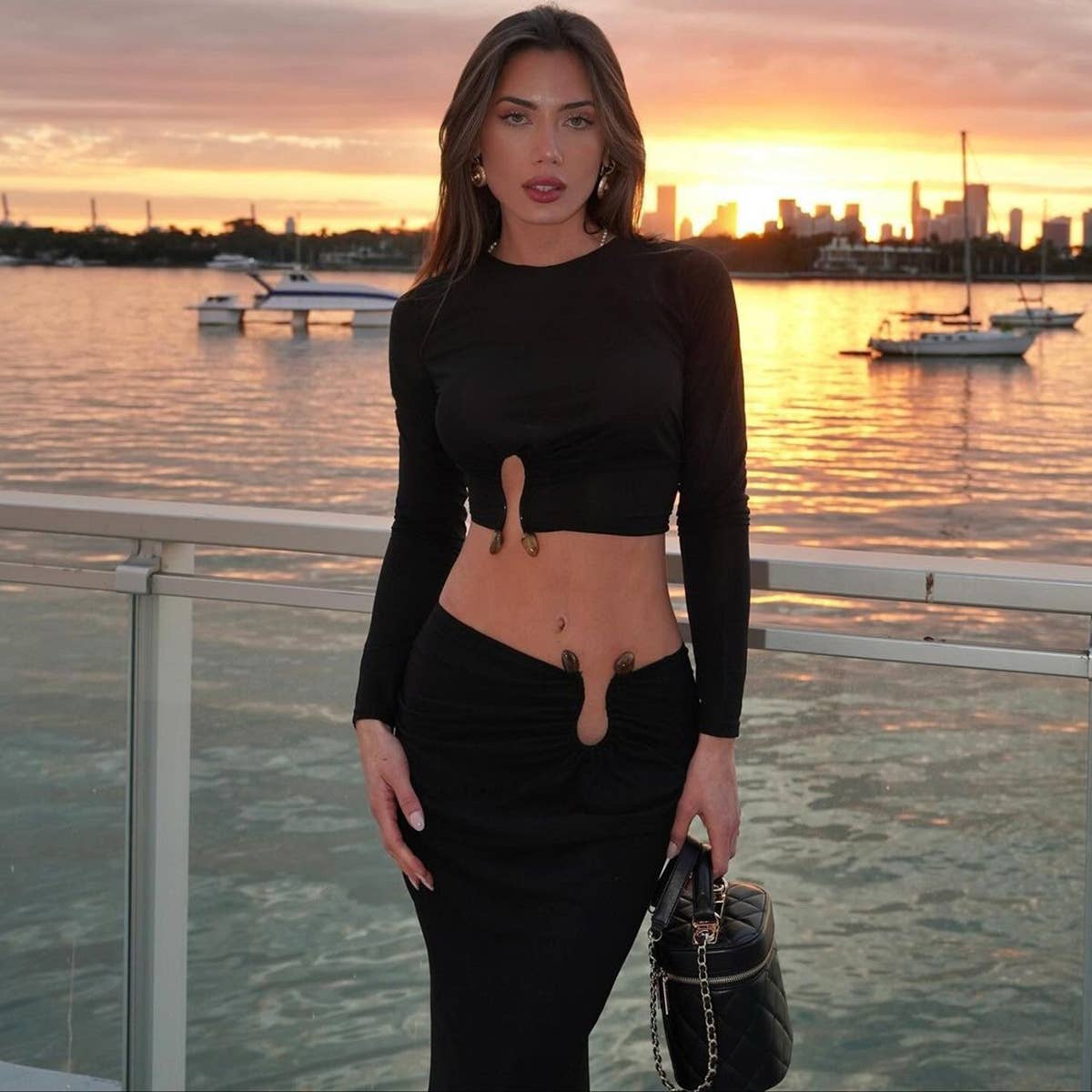 Sexy navel, figure-hugging and arm-wrapping set