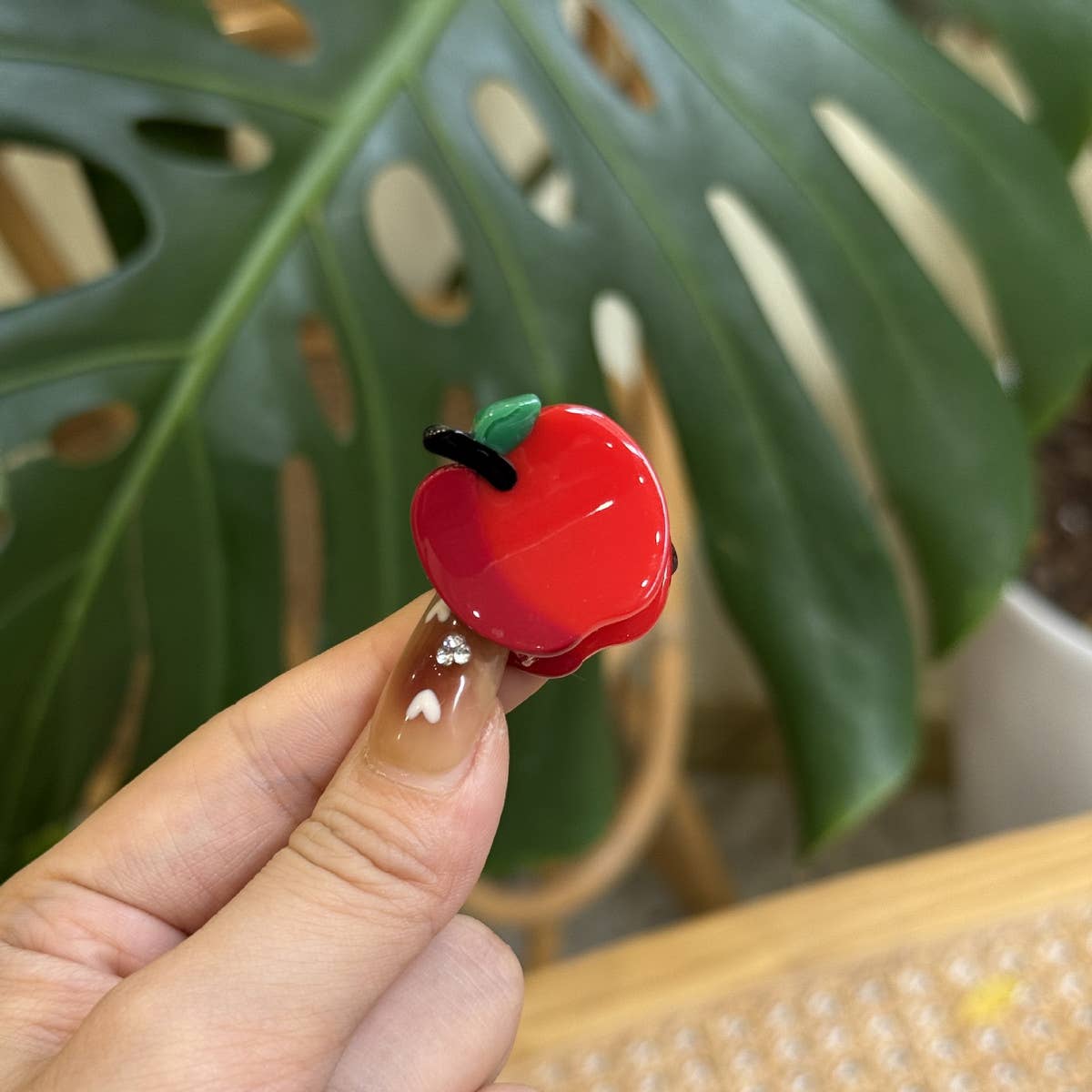 CWAHA4504_DOPAMINE HAIR CLIPPER APPLE HAIR CLIP