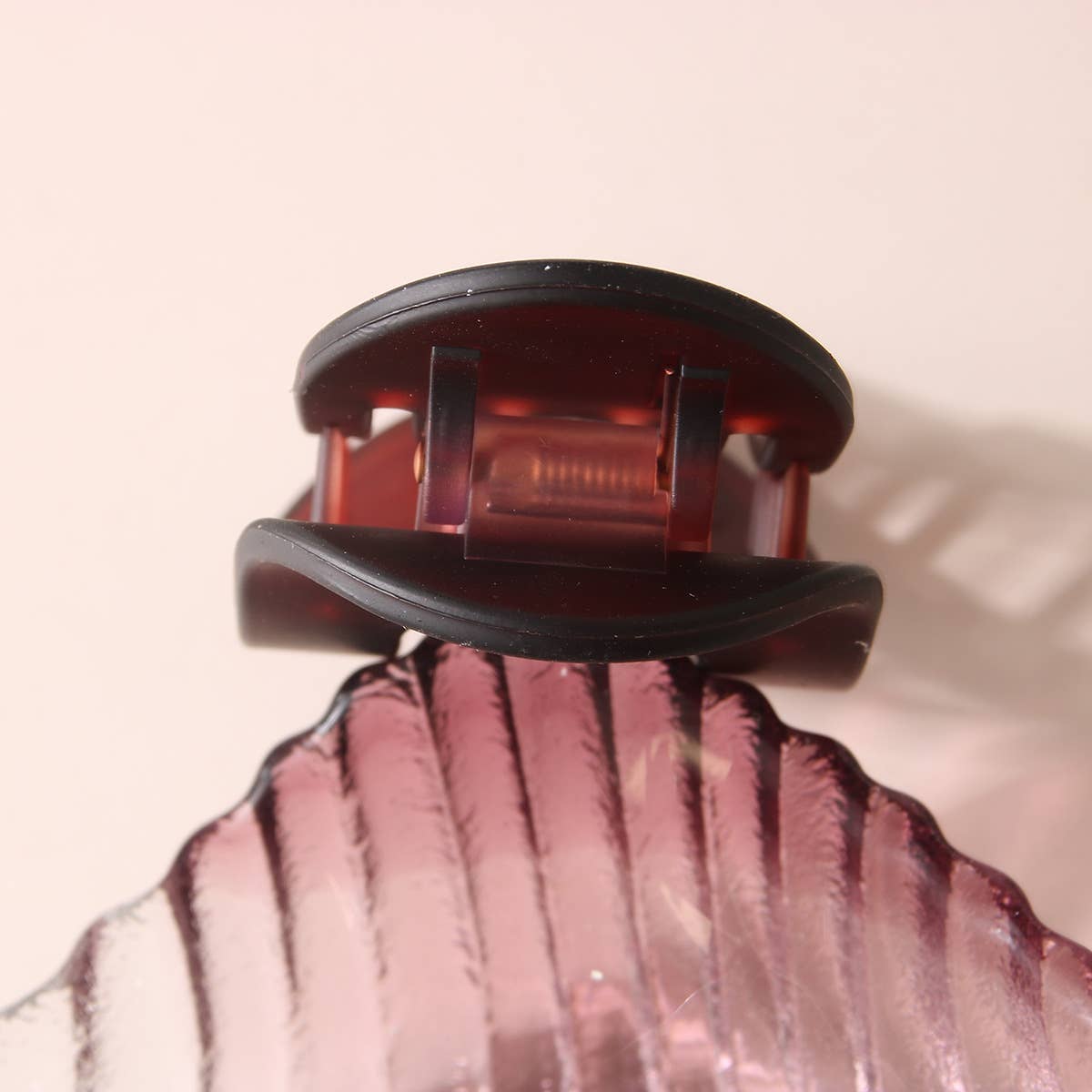 The flat oval hairpin has strong grip