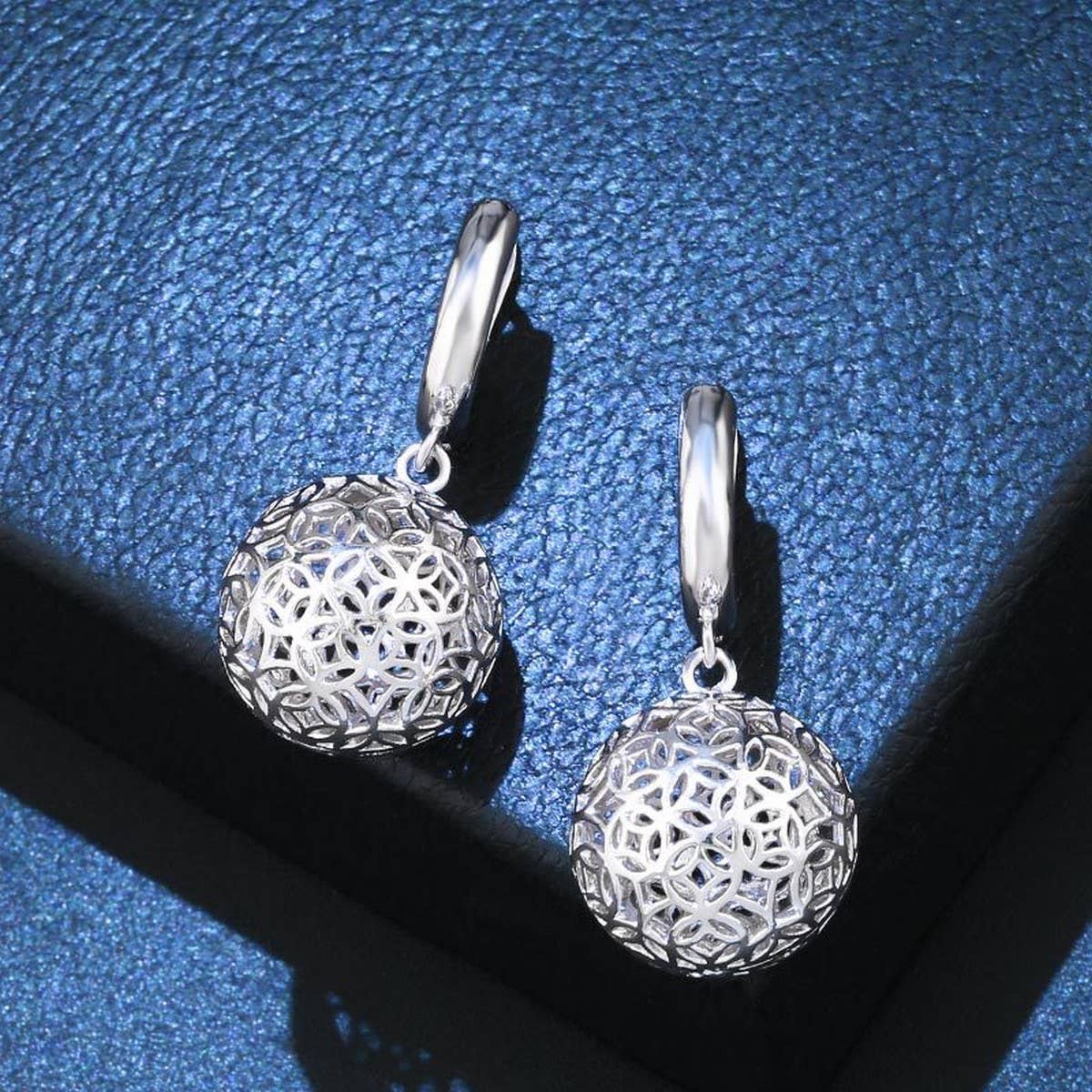 HOLLOW ROUND EARRINGS