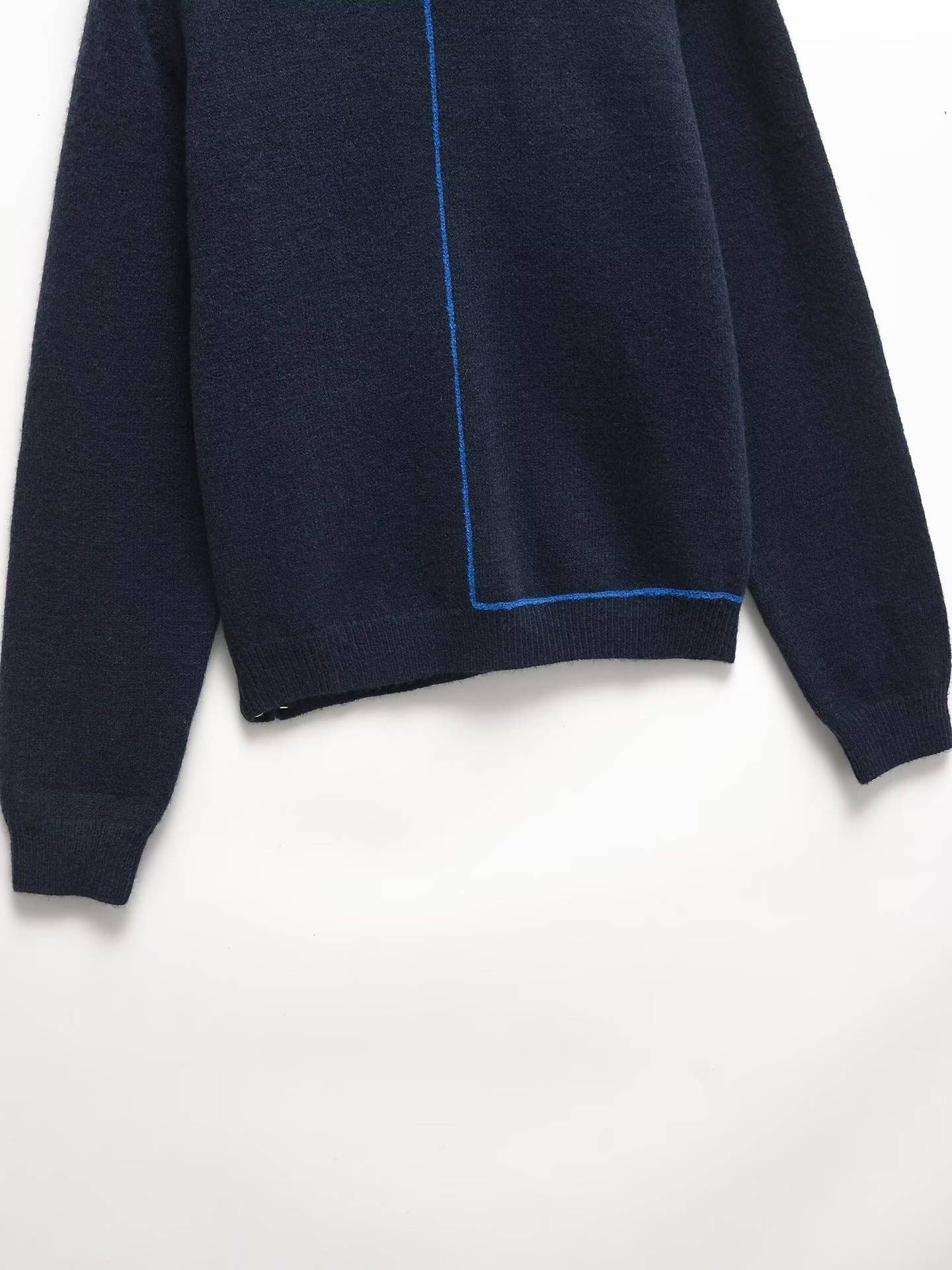 STYLISH DESIGN WITH CONTRASTING LINES AND COLORS