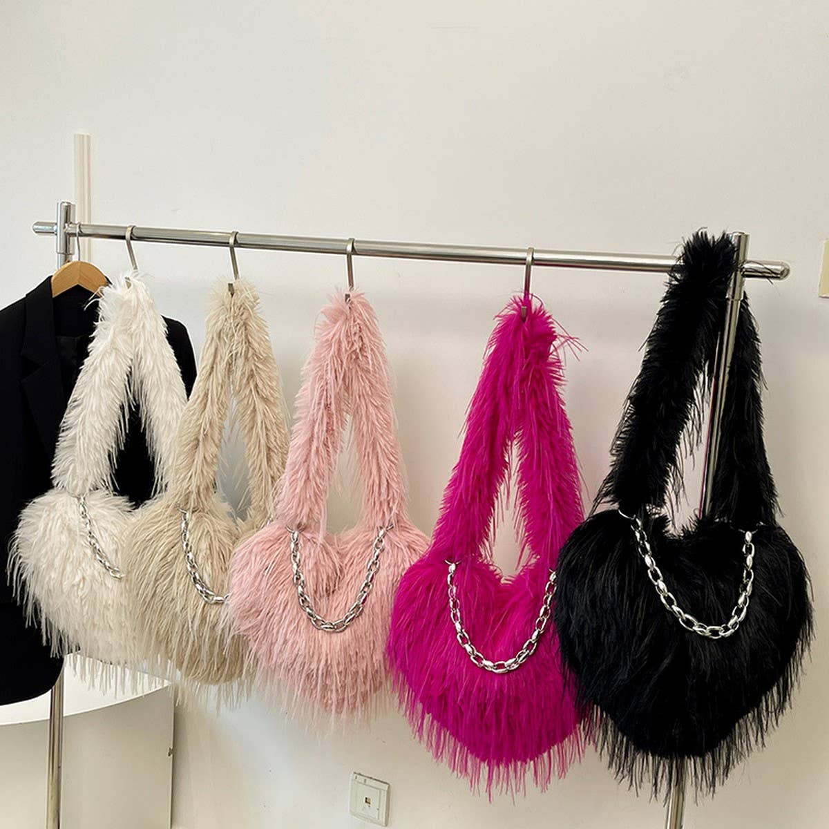 WINTER ONE-SHOULDER TASSEL HEART-SHAPED PLUSH BAG_CWAB3999