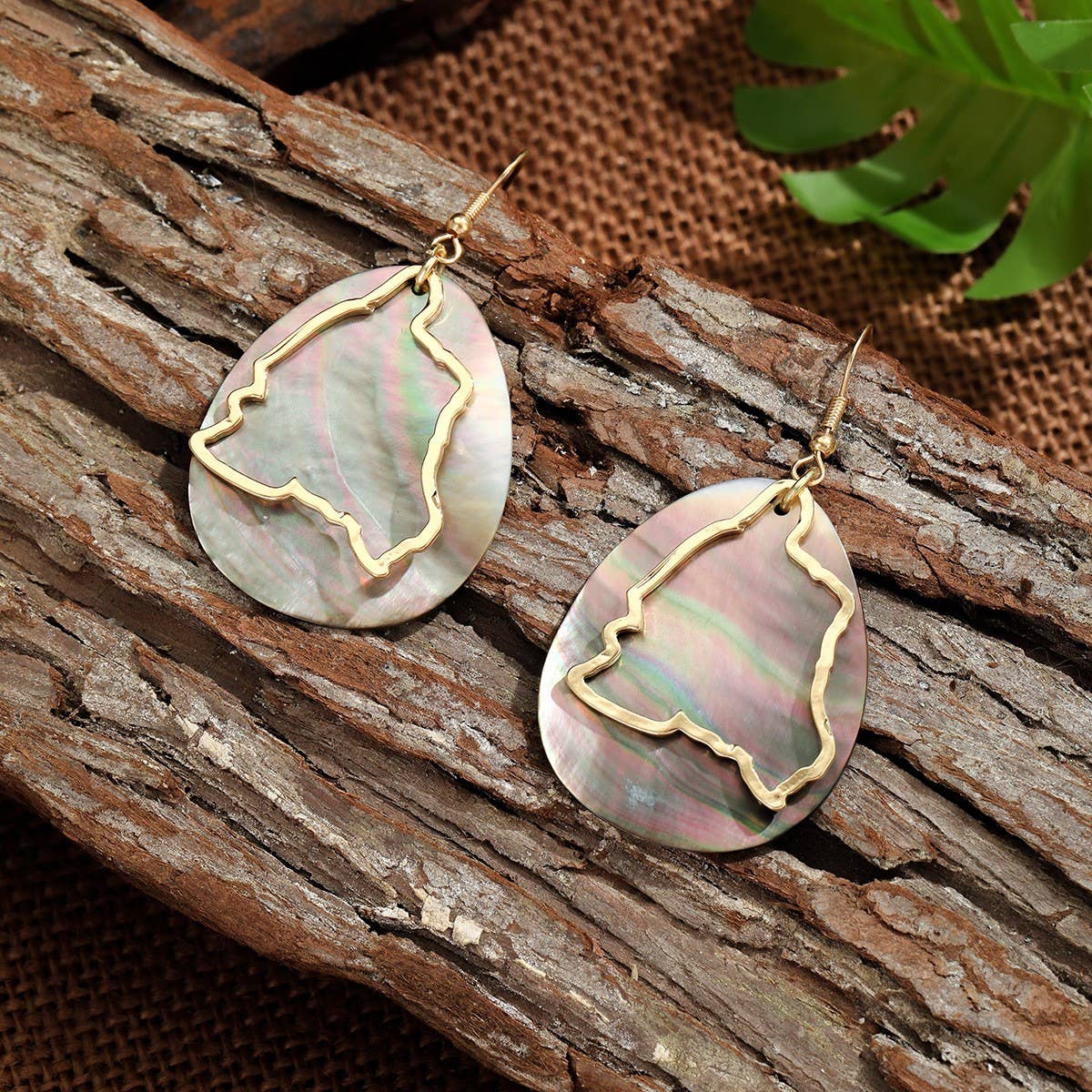 VINTAGE NATURAL OVAL BLACK SHELL EARRINGS