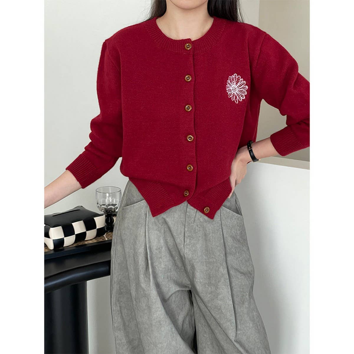 Embroidered crew-neck single-breasted cardigan