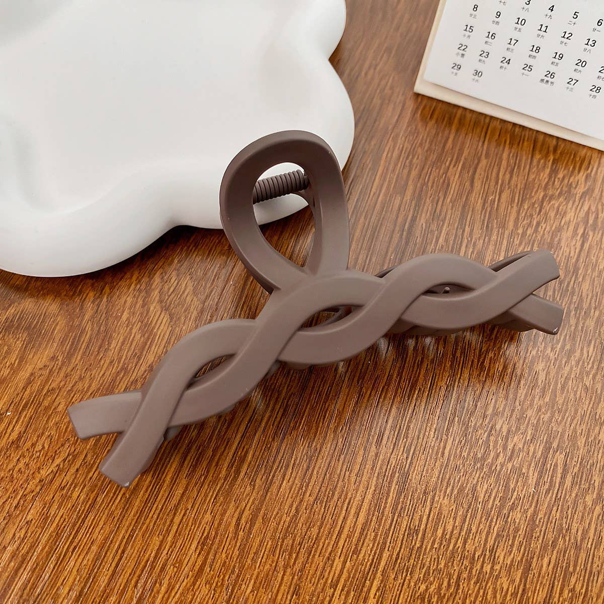 Versatile fashionable hollowed-out grab clip