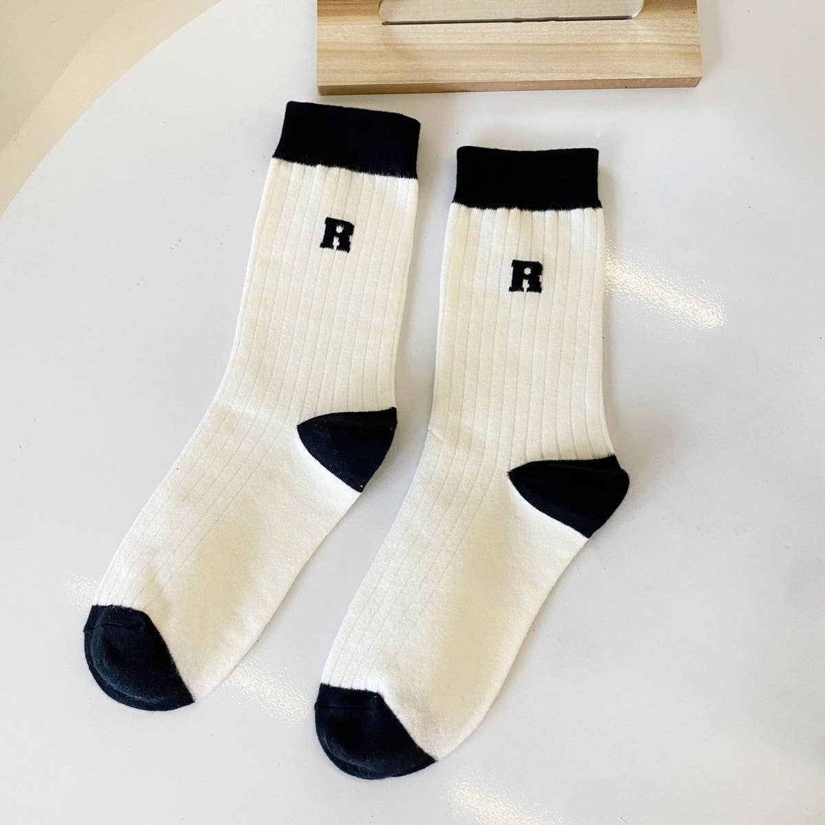 SIMPLE BLACK AND WHITE STRIPED SOCKS