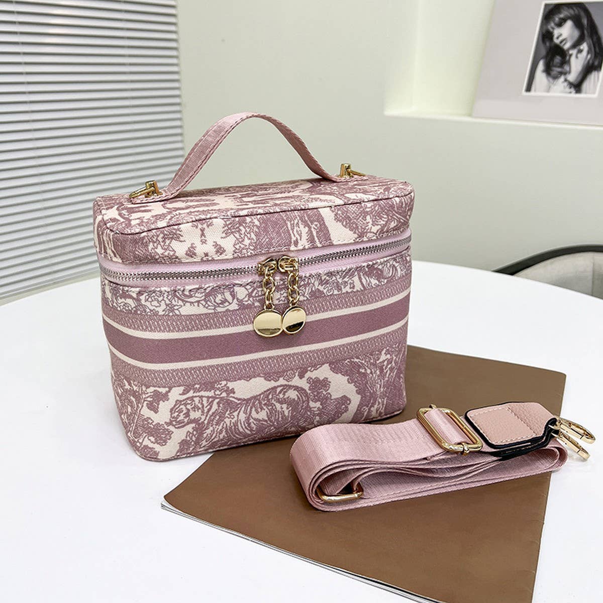 NEW VINTAGE EMBROIDERED PORTABLE COSMETIC BAG_CWAB4408