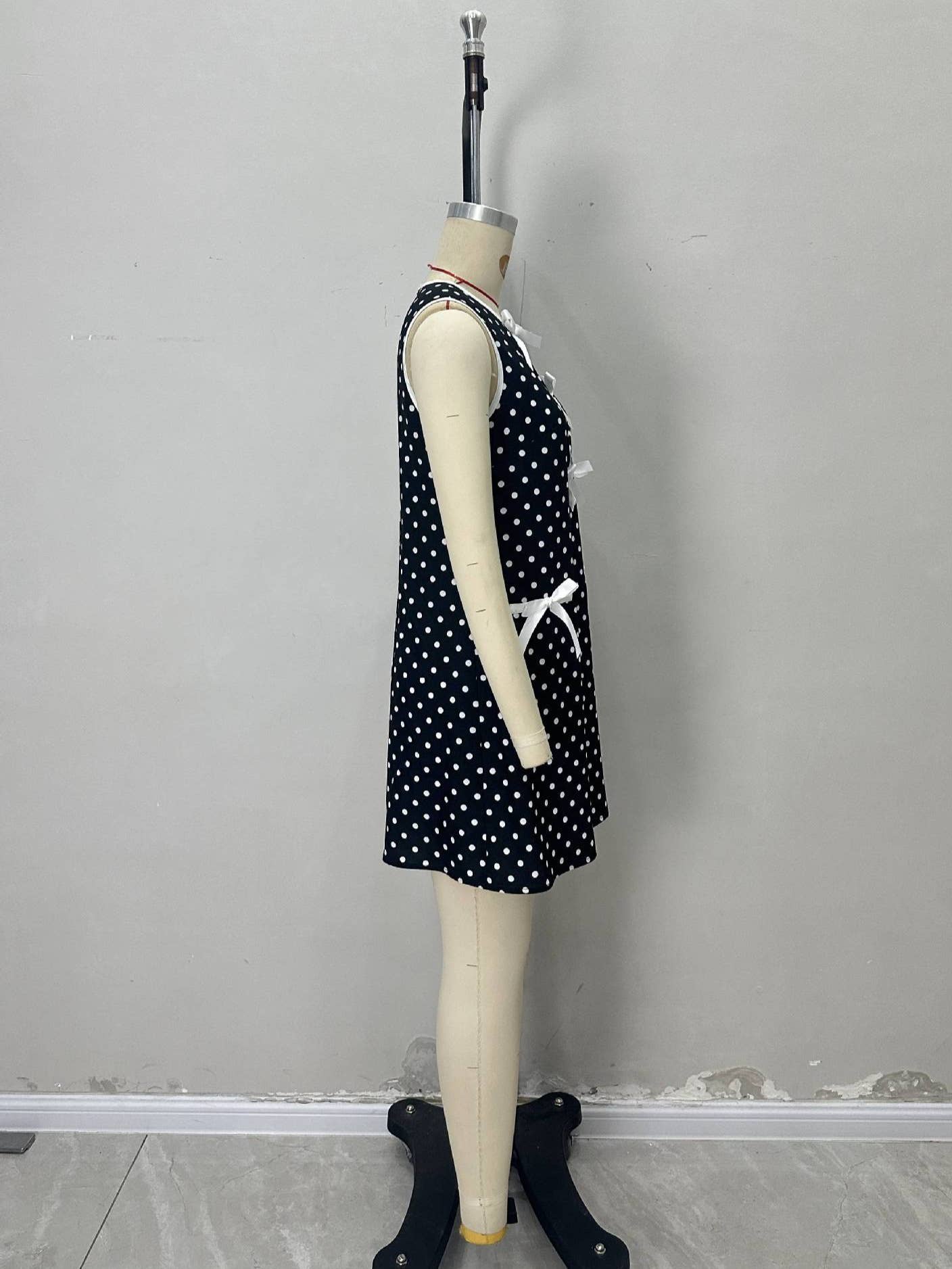 Round-neck sleeveless polka dot loose mini dress
