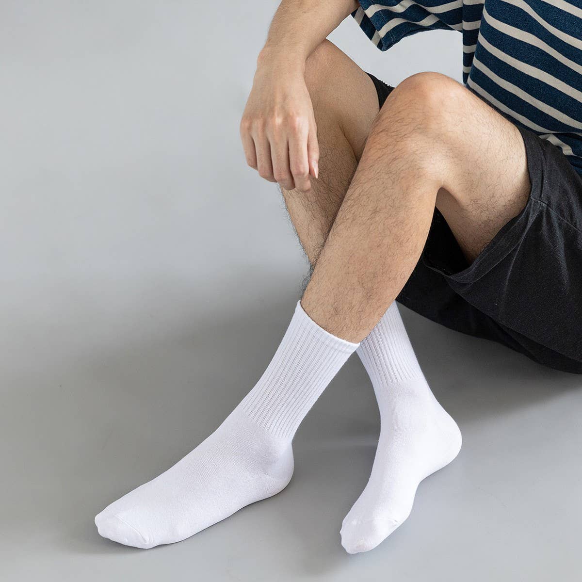 VERSATILE SOLID COLOR CASUAL MID-CALF SOCKS