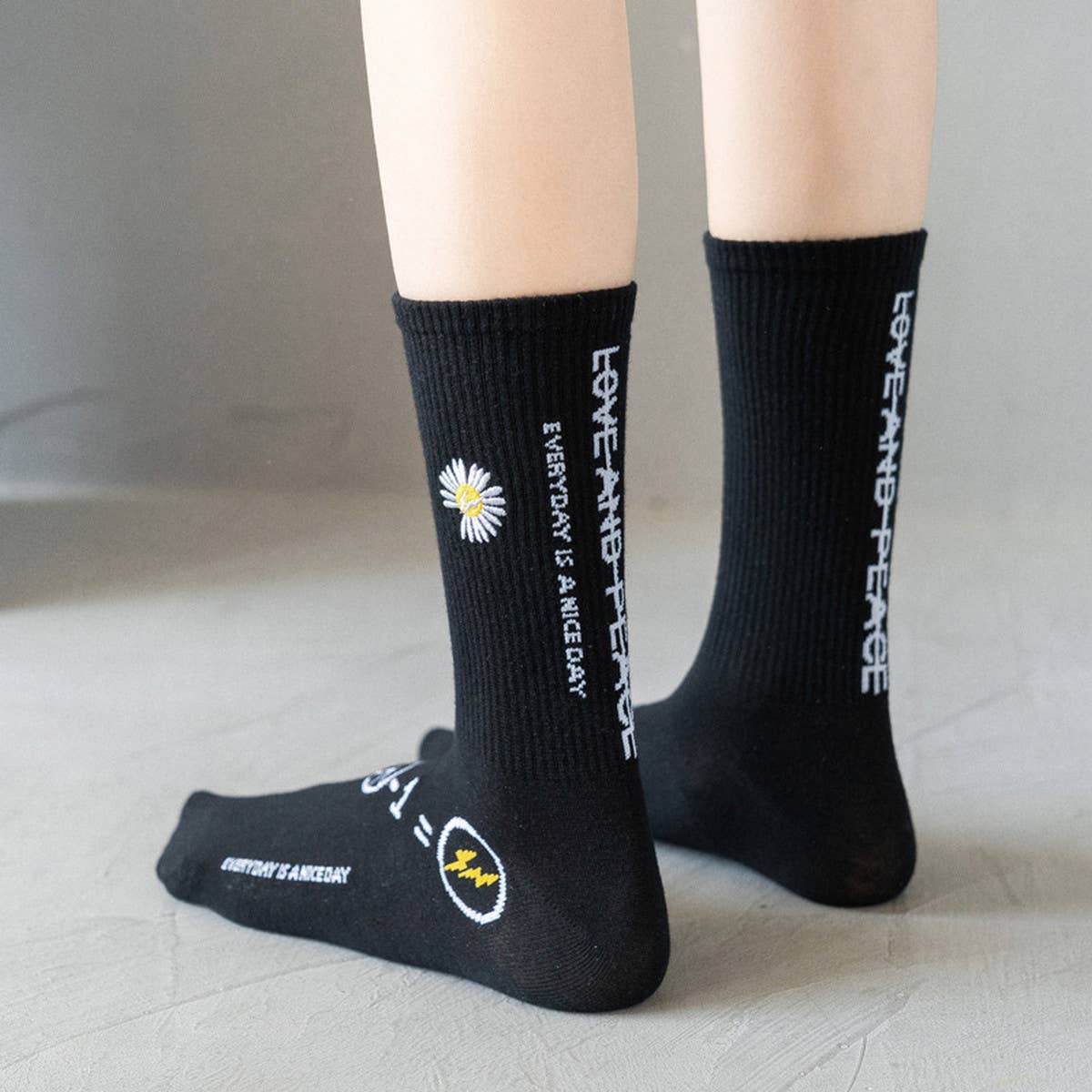 WOMEN BLACK DAISY SOCKS