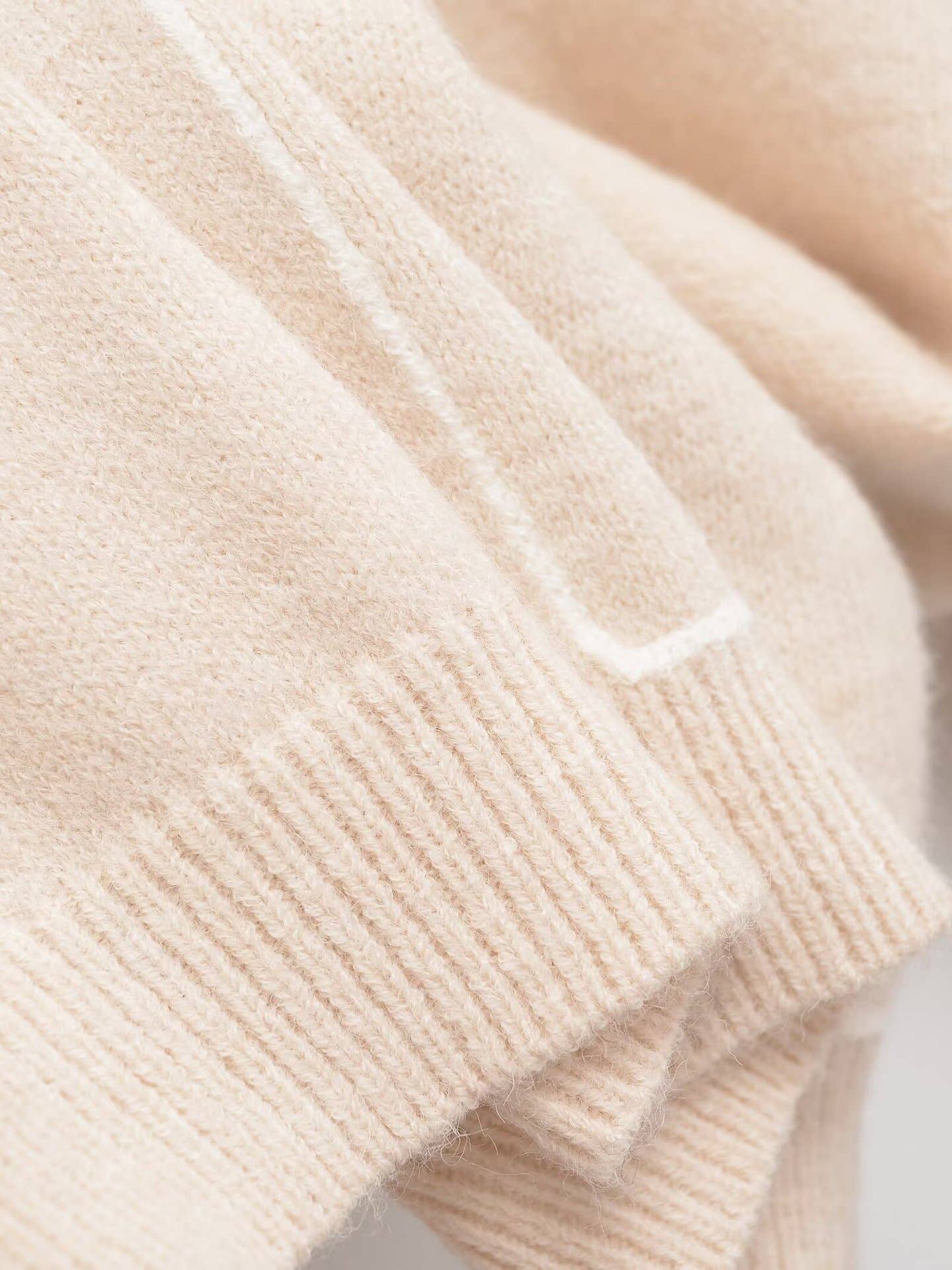 STYLISH DESIGN WITH CONTRASTING LINES AND COLORS