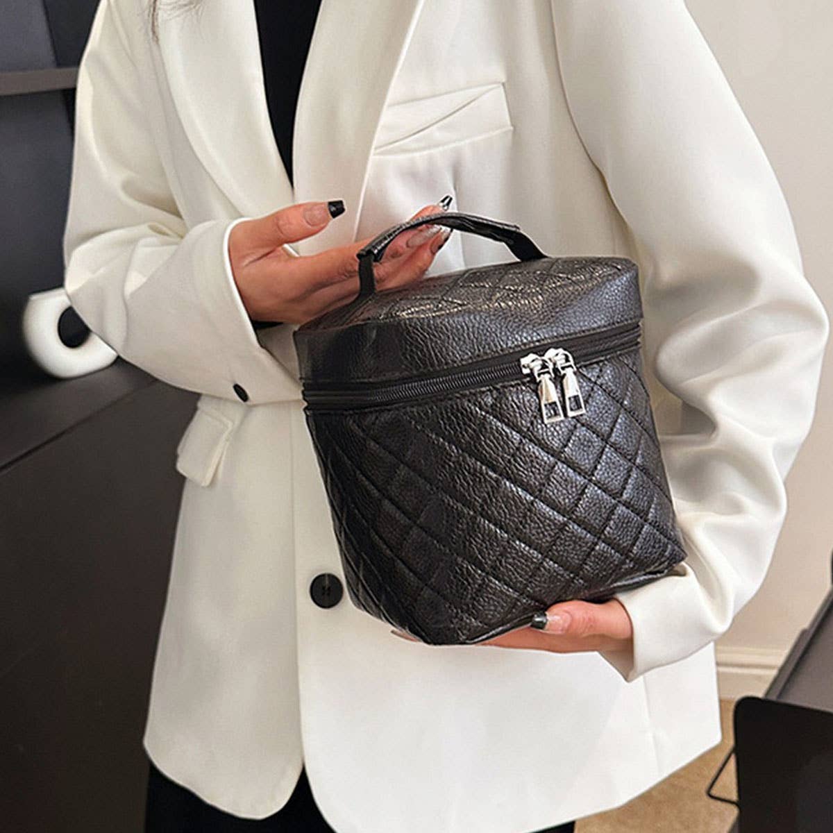 NEW RETRO SIMPLE DIAMOND BLACK COSMETIC BAG_CWAB4430