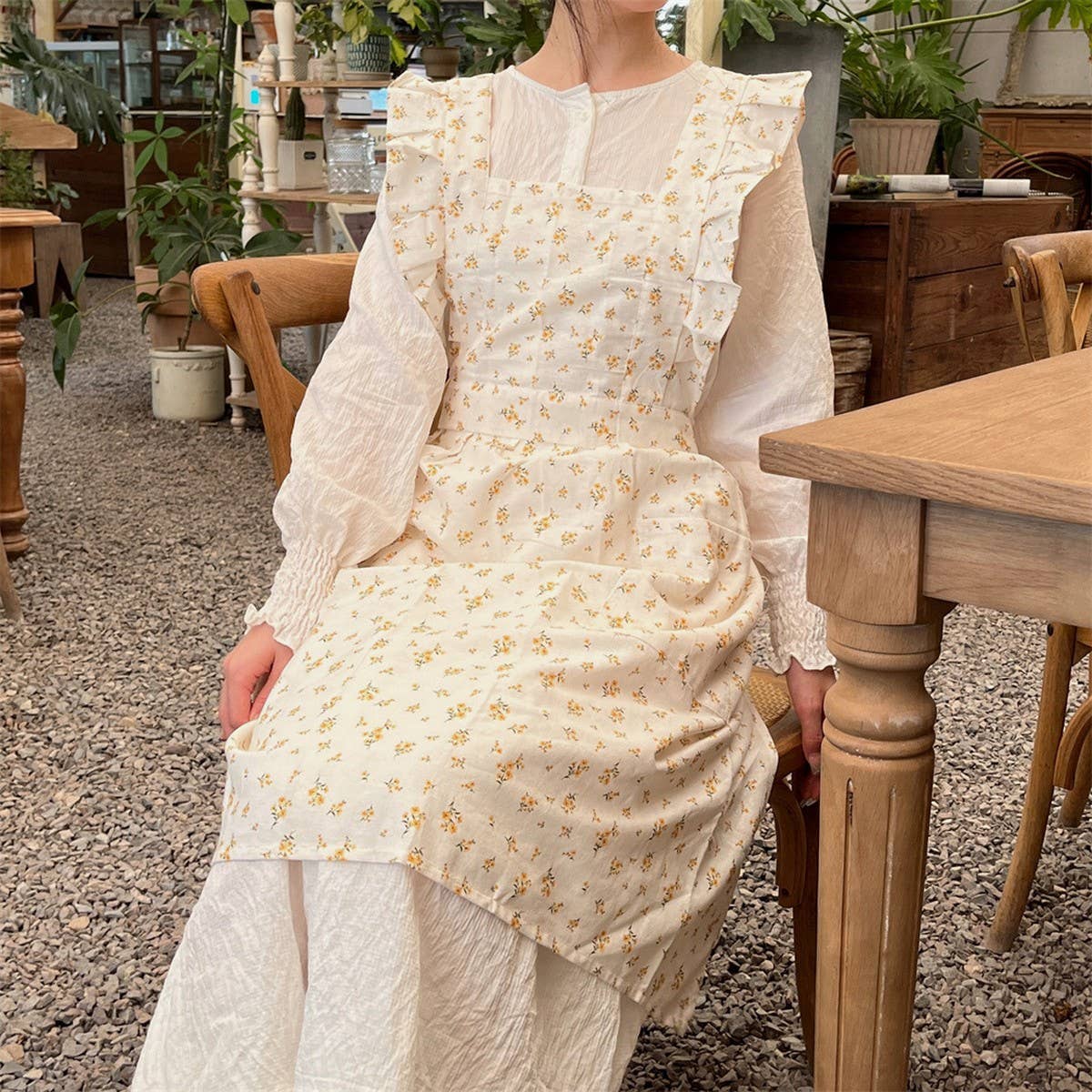 LINES,COTTON AND LINEN PRINTED RUFFLED FLORAL APRON