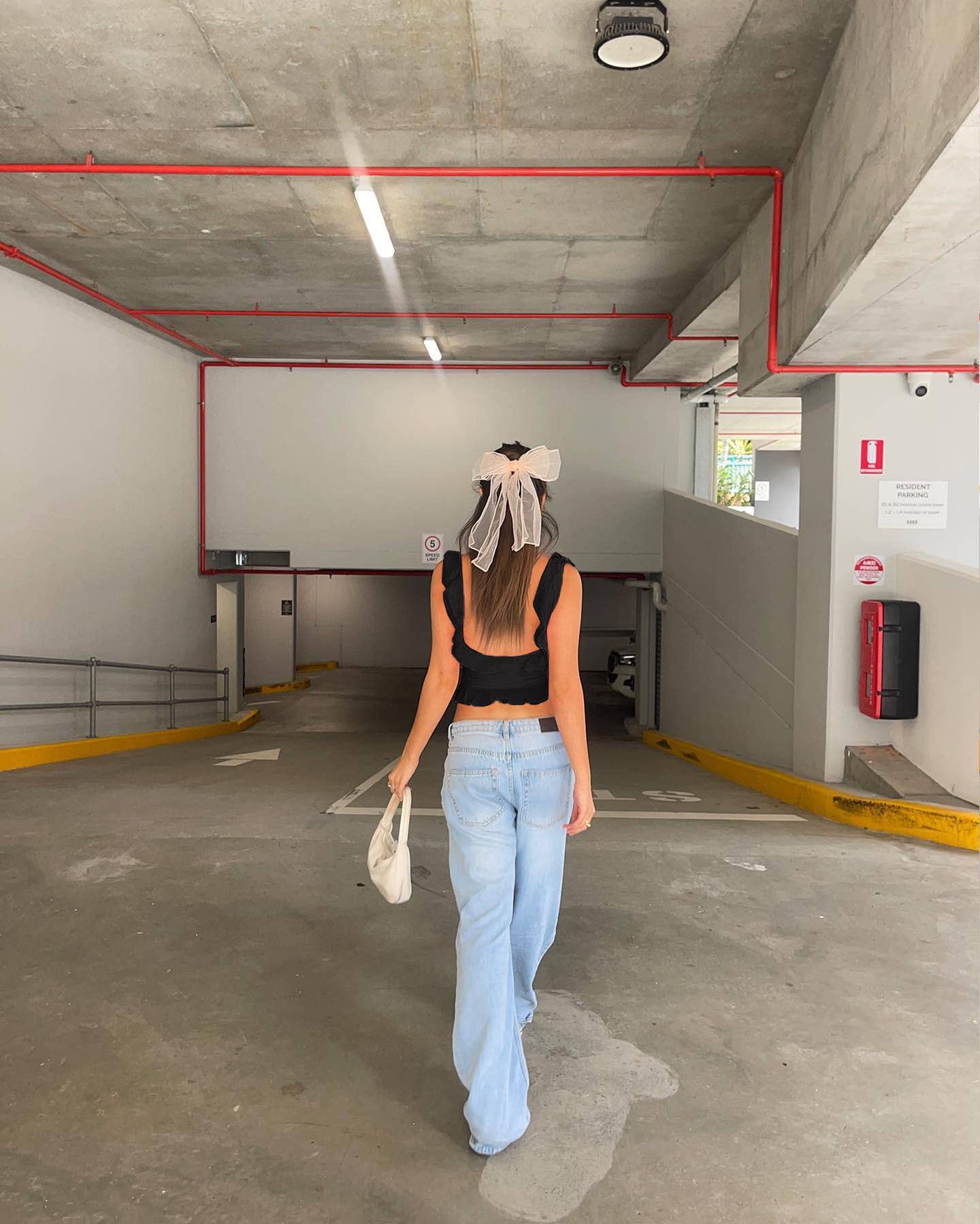 U-neck and black fungus edges Irregular vest