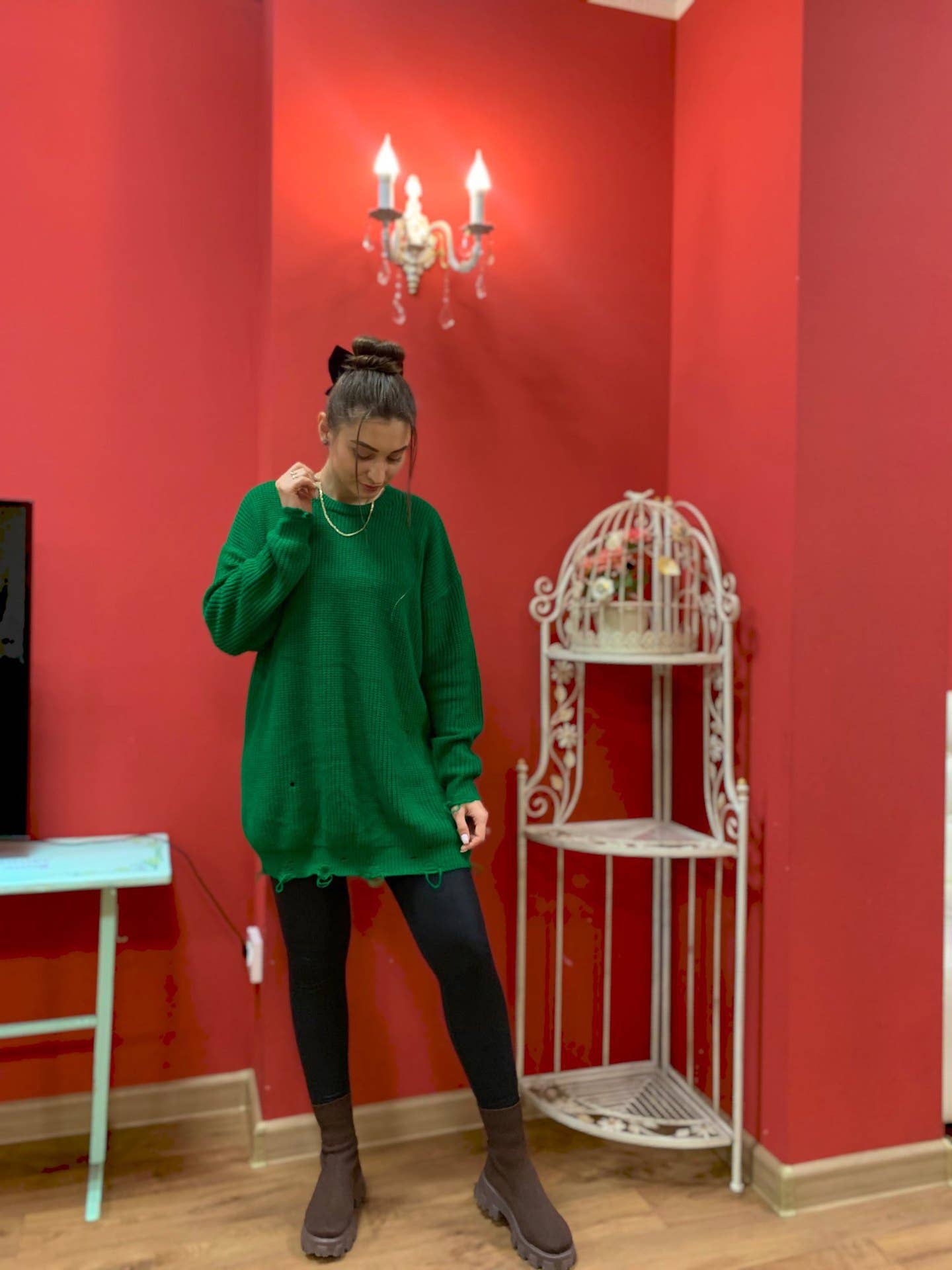 SOLID COLOR RIPPED MID-LENGTH CREW-NECK SWEATER