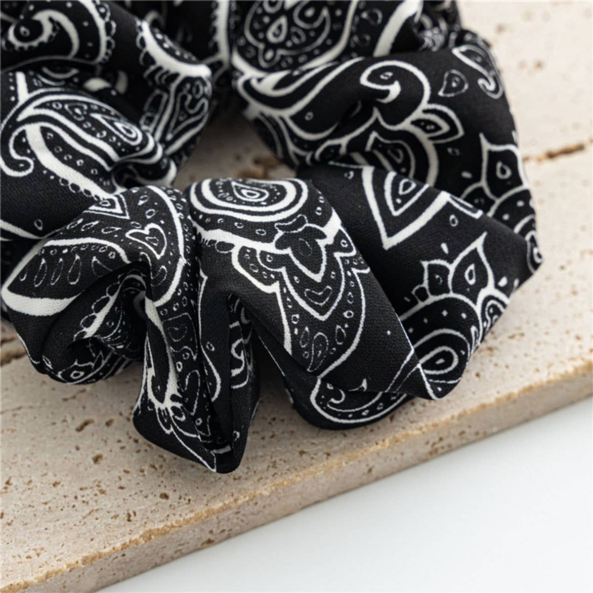 PAISLEY PRINT SCRUNCHIES_CWAHA0351