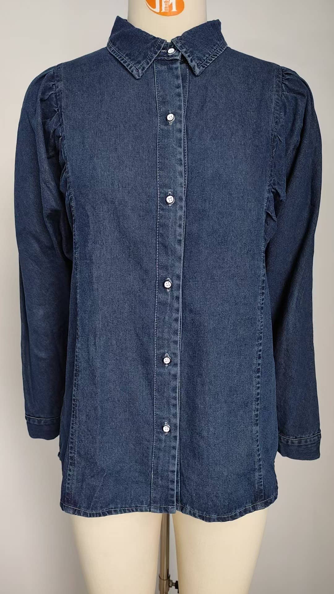 Washed shoulder-shrugging denim long sleeve shirt