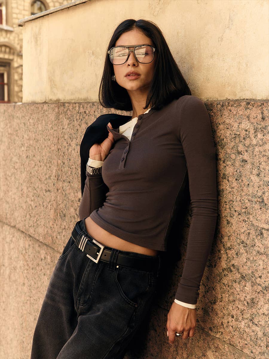 Versatile, form-fitting, round-neck T-shirt