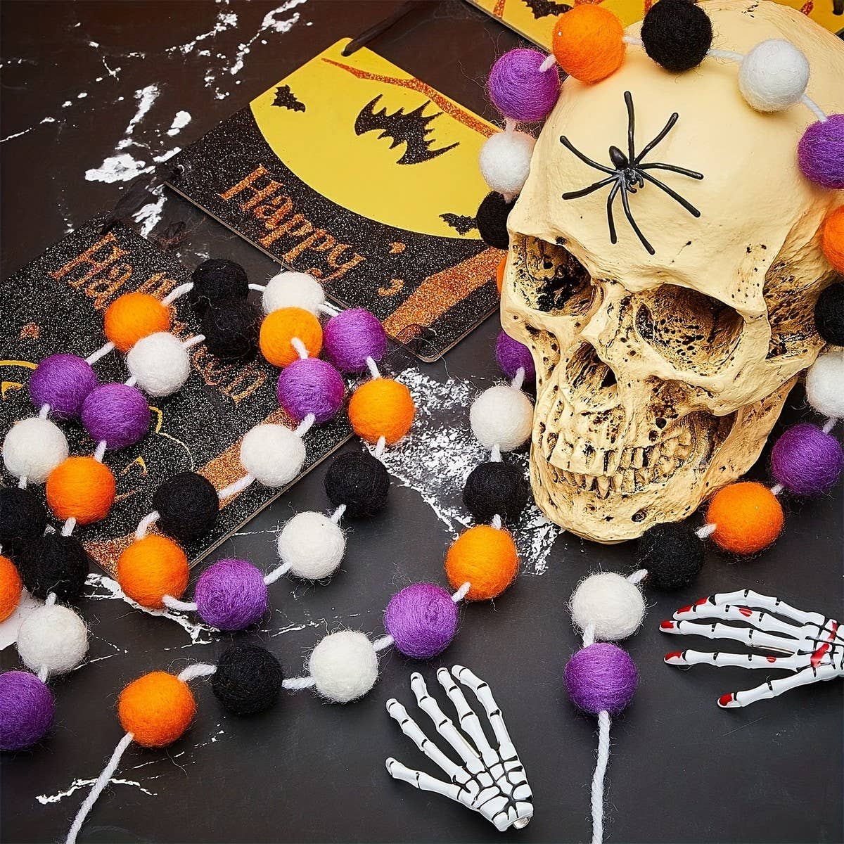 CWMM10230_HALLOWEEN FELT BALL GARLAND 24PCS SPOOKY DECOR