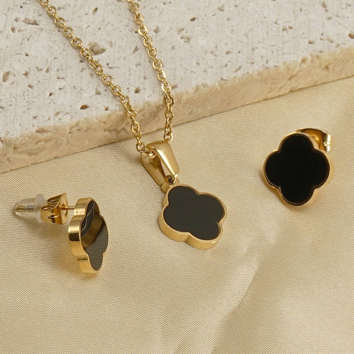 FOUR LEAF CLOVER SHELL EARRINGS NECKLACE SET