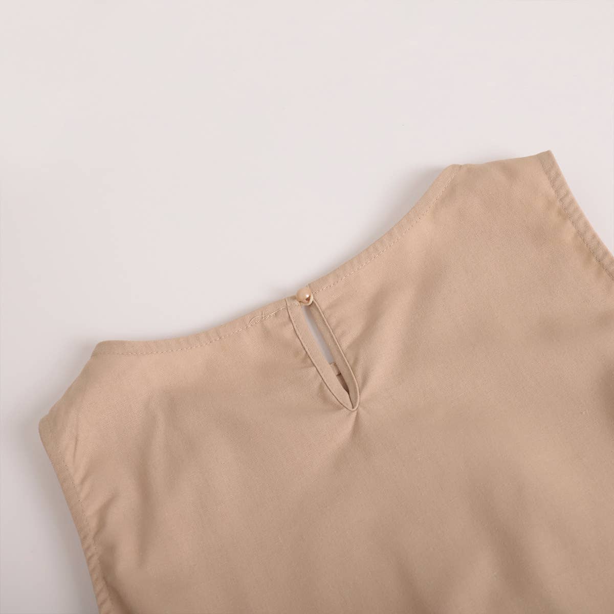 Waistcoat and trousers set that exposes the waist